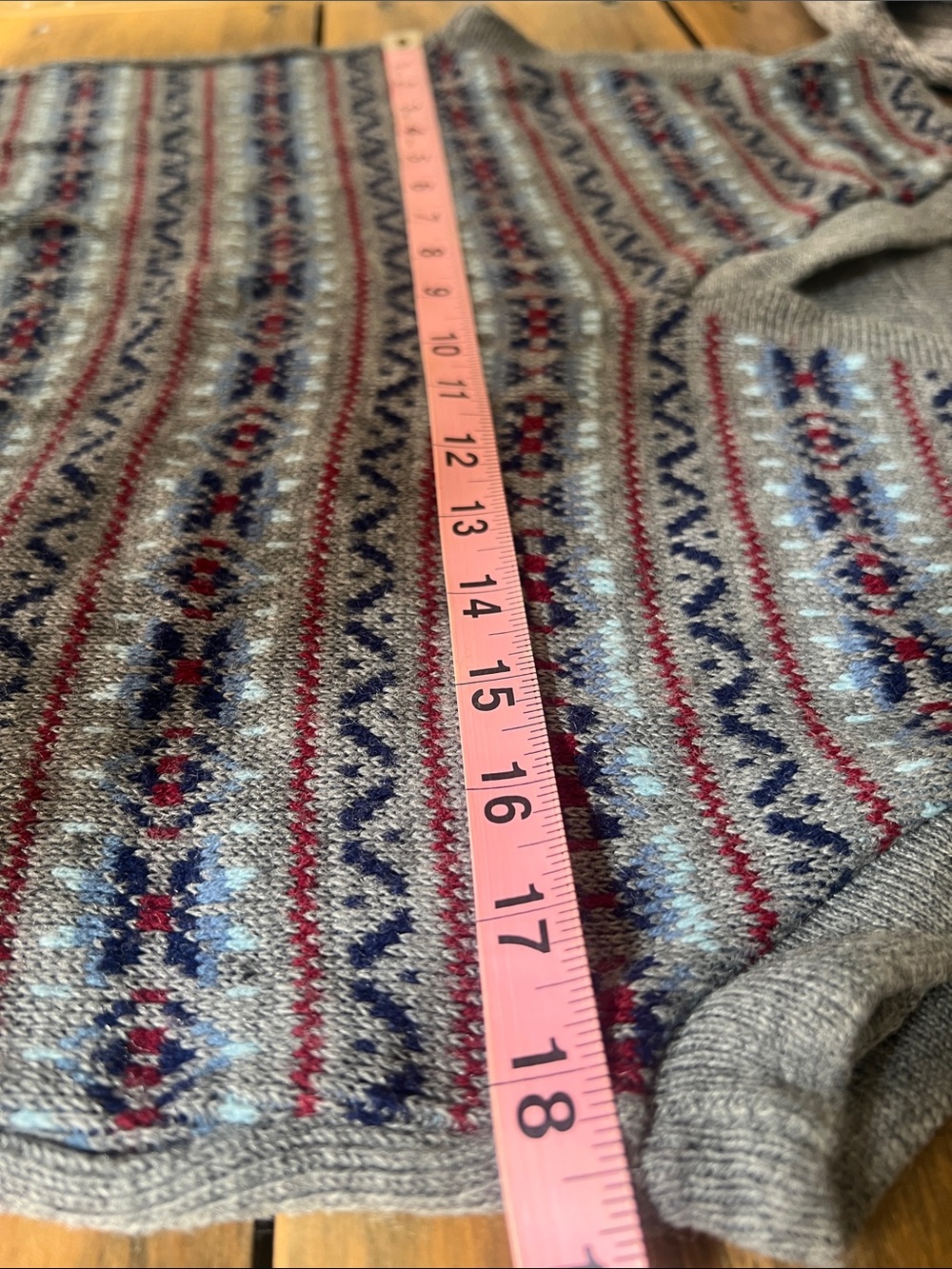 Men's V-Neck Sweater with Multicolor Pattern - Picture 6 of 6